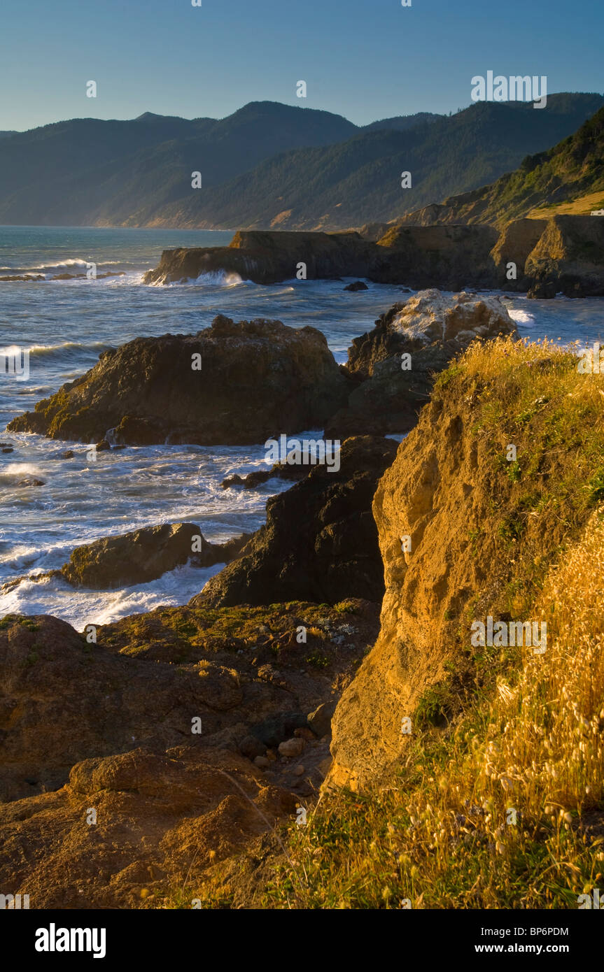 Wellen an der Küste Felsen bei Sonnenuntergang, Shelter Cove, auf die robuste Lost Coast, Humboldt County, Kalifornien Stockfoto