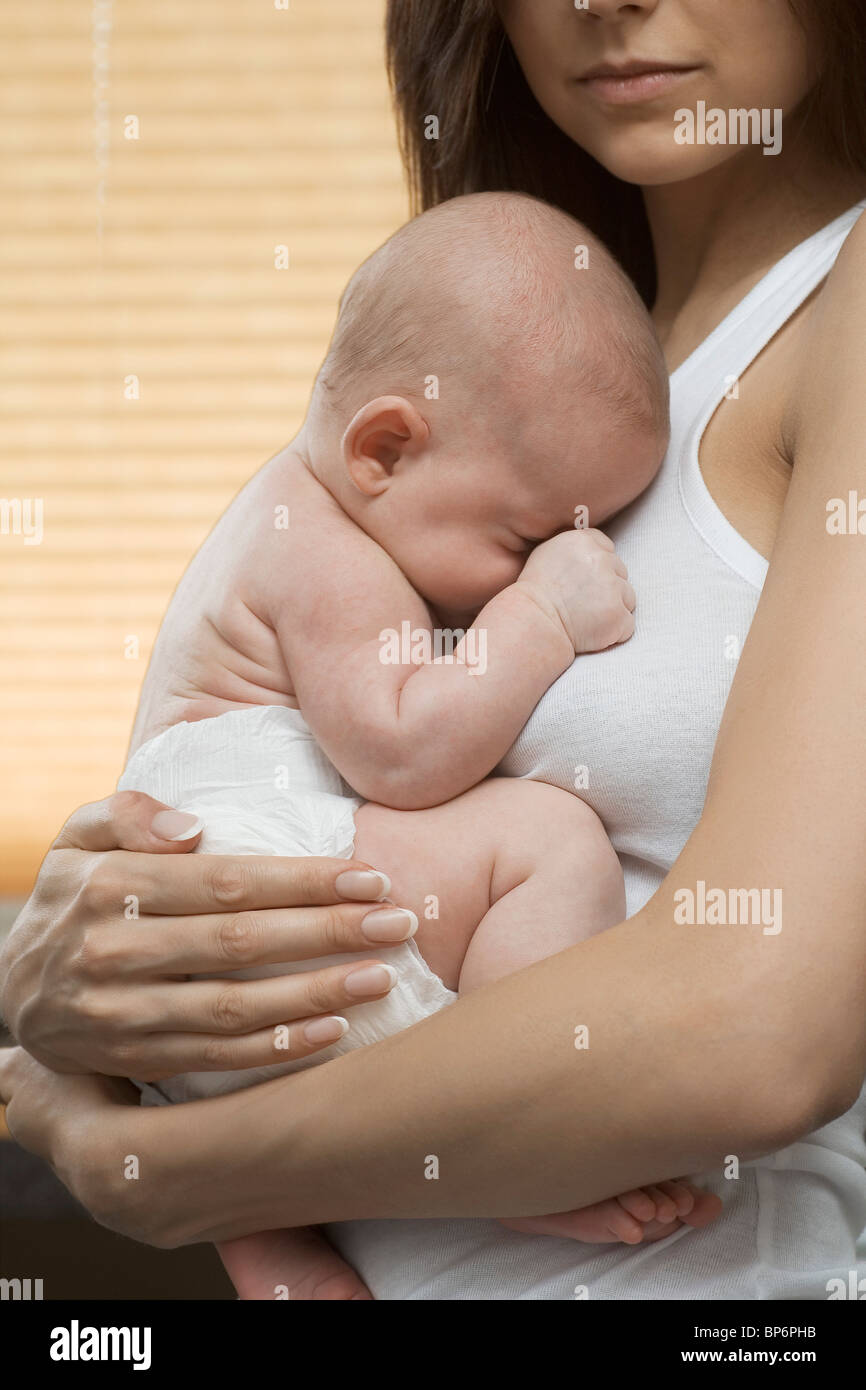 Eine Mutter hält ihr schlafendes baby Stockfoto