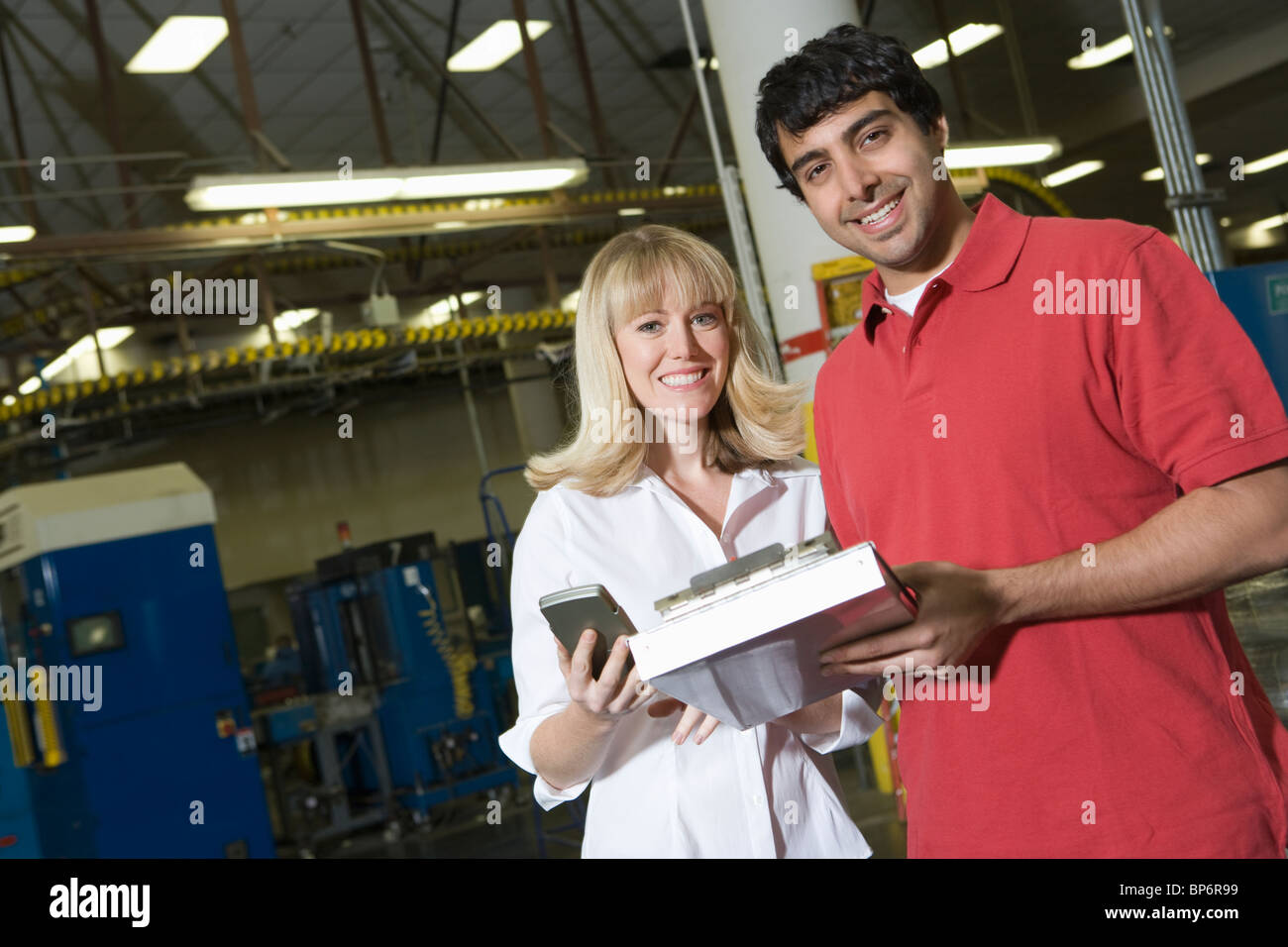 Mann und Frau arbeiten in Zeitung Fabrik Stockfoto