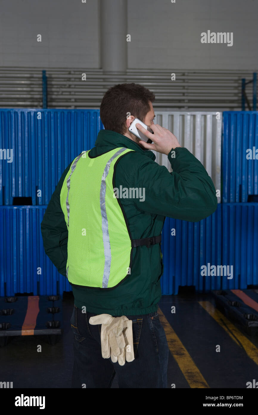 Mann stehend in Fabrik, Telefon Stockfoto