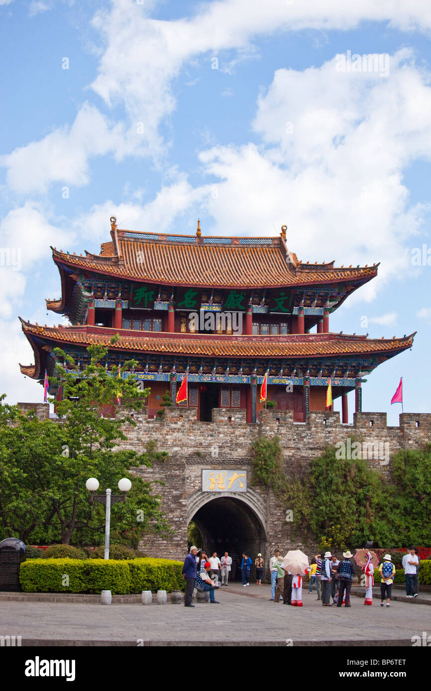 Ost-Tor der alten Stadtmauer in Dali, China Stockfoto