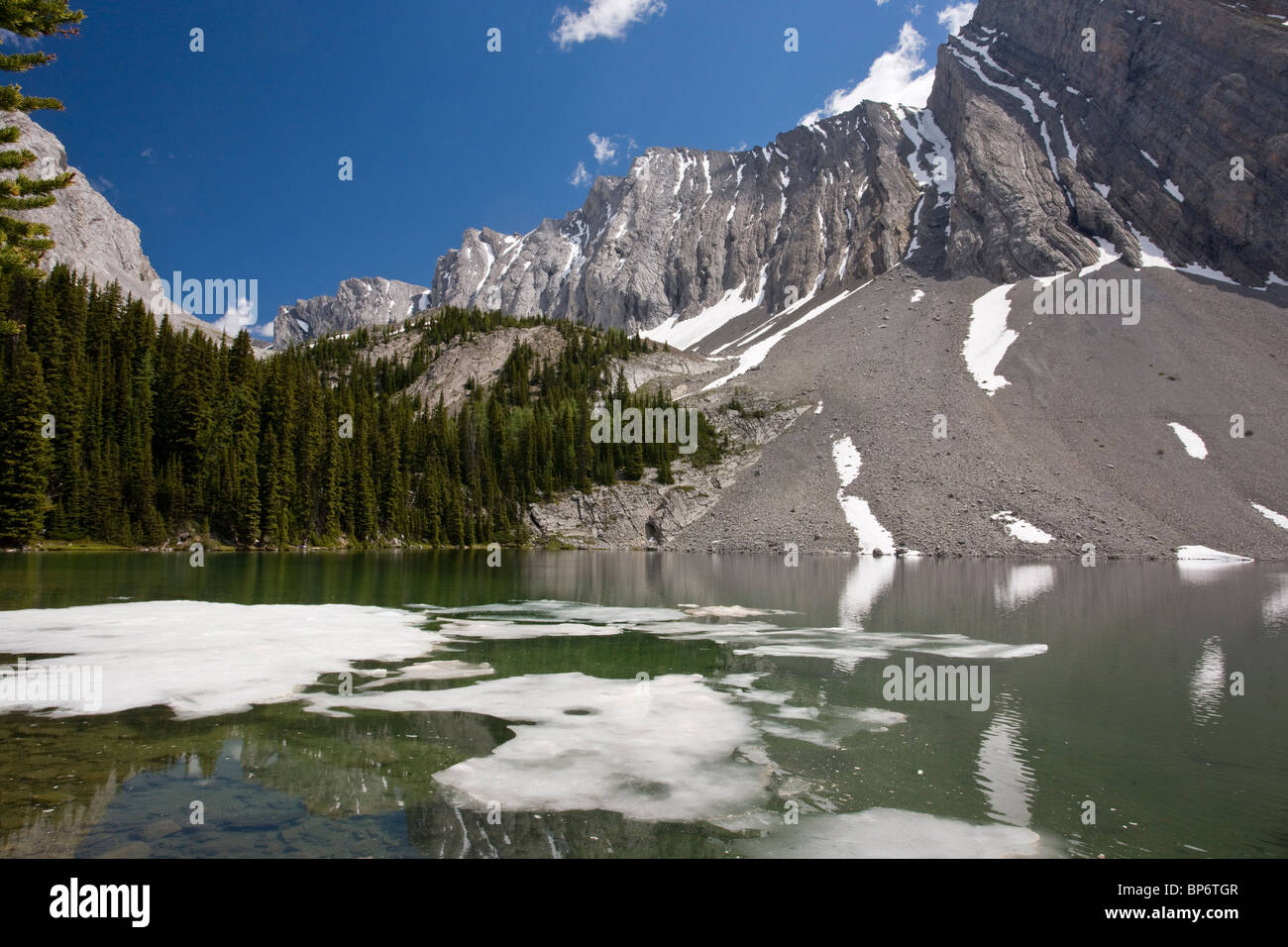 Teilweise gefrorenen Chester See - Peter Lougheed Provincial Park in der Nähe von Kananaskis, Rockies, Kanada Stockfoto