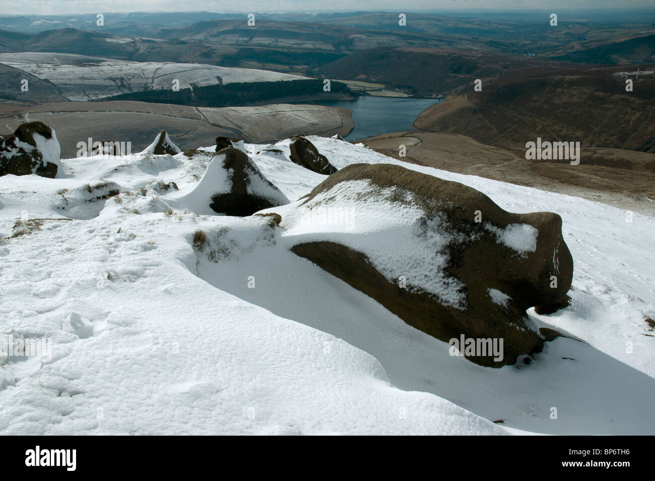 Kinder Reservoir vom Kinder Scout Plateau im Winter, in der Nähe von Hayfield, Peak District, Derbyshire, England, Großbritannien Stockfoto