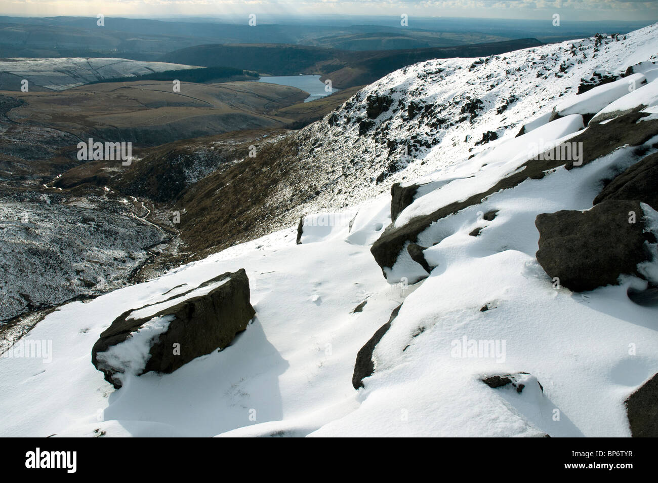 Kinder Reservoir vom Kinder Scout Plateau im Winter, in der Nähe von Hayfield, Peak District, Derbyshire, England, Großbritannien Stockfoto