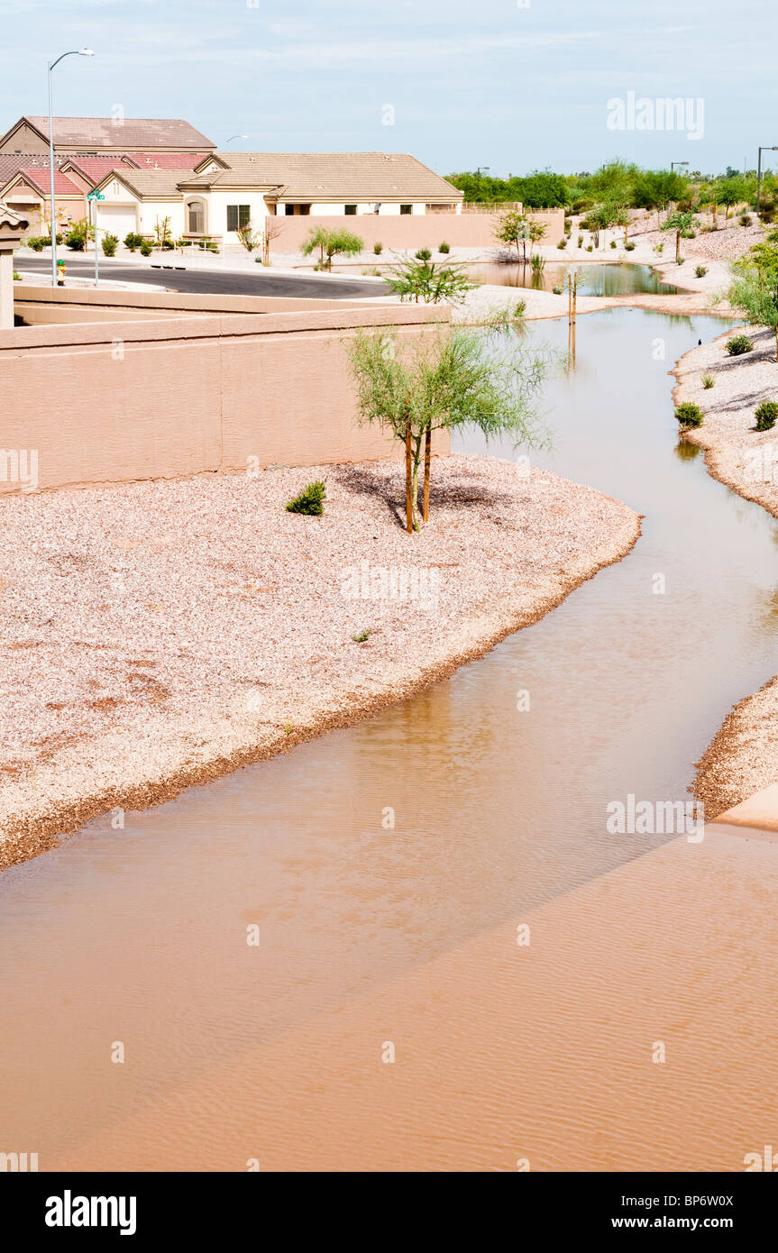 Regenwasser wird in Abfluss Waschbecken in einem Wohngebiet gesammelt. Stockfoto