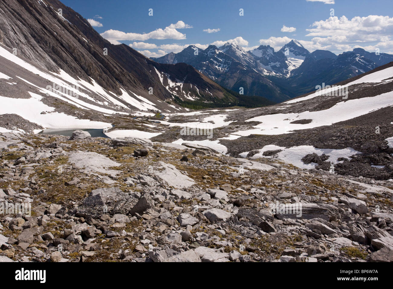 Hohen felsigen Tundra im drei-Seen-Tal, über Chester See - Peter Lougheed Provincial Park in der Nähe von Kananaskis, Rocky Mountains, Kanada Stockfoto