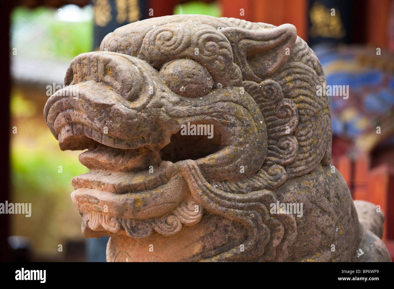 Skulptur vor dem buddhistischen Tempel in Shaxi Dorf, Yunnan Province, China Stockfoto