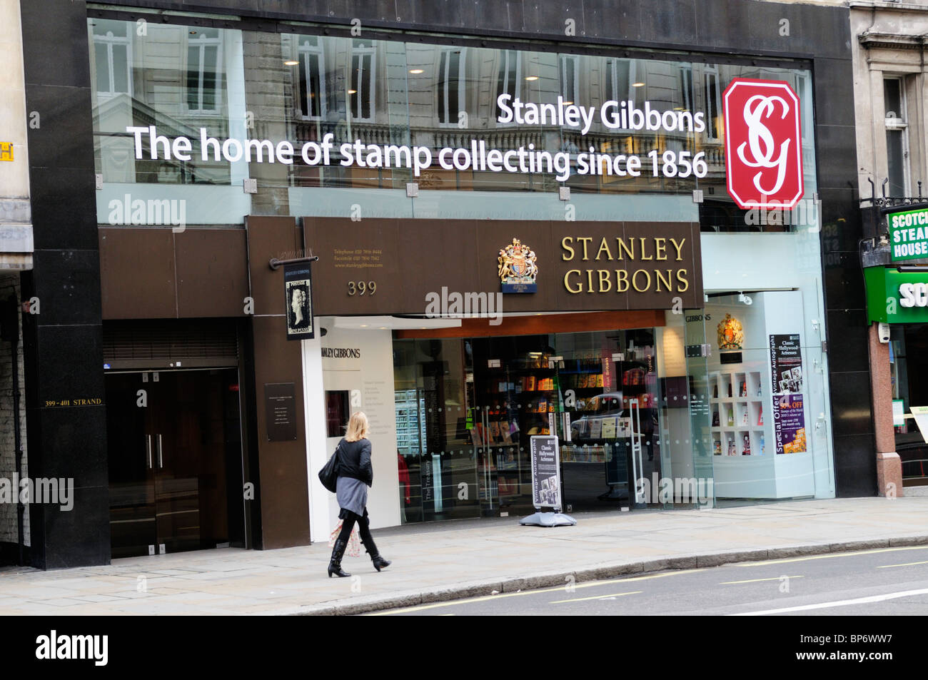 Stanley Gibbons Stempel sammeln Philatelie Shop, The Strand, London, England, UK Stockfoto