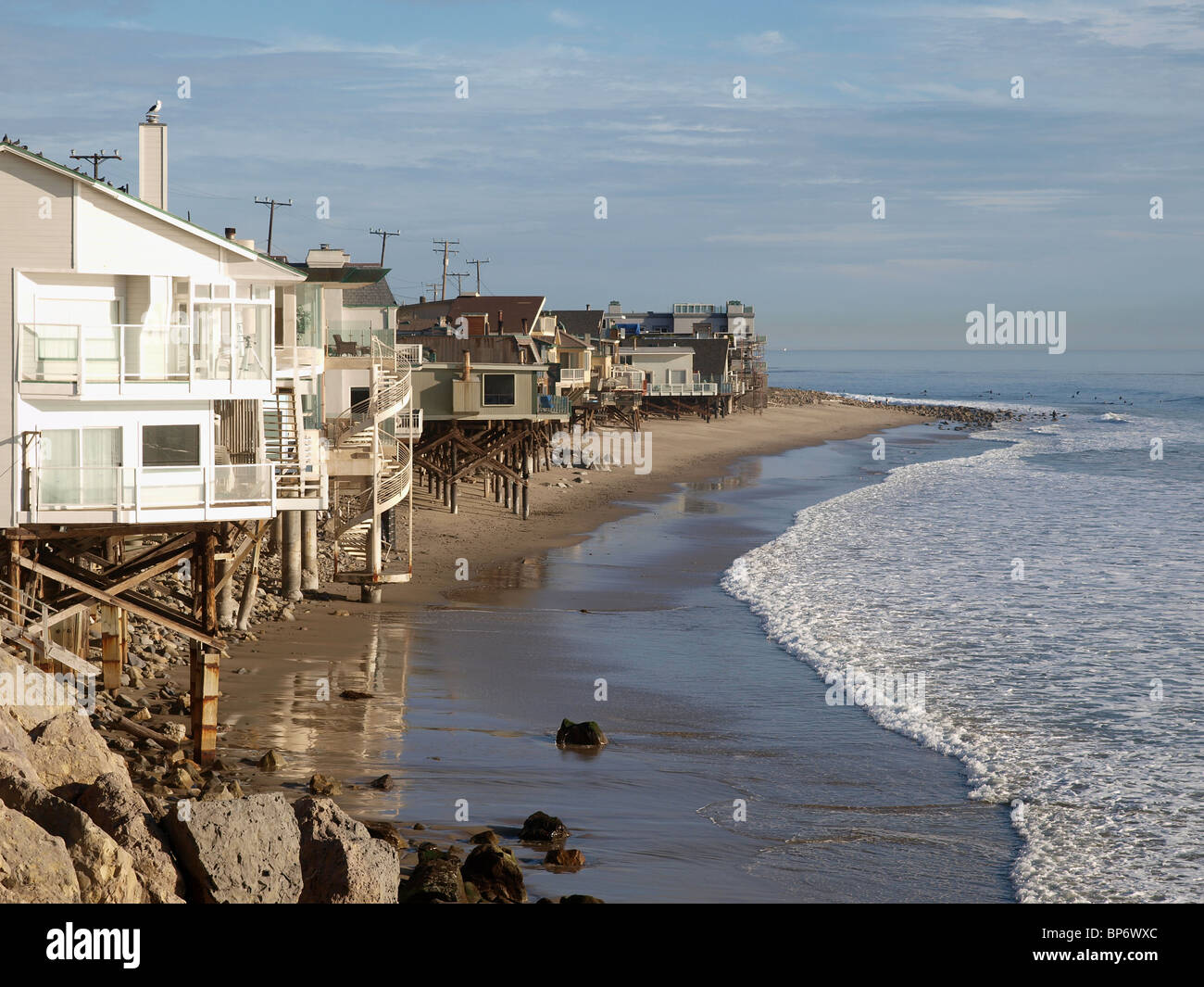 Eine Reihe von vorne Strandhäuser genießen der warmen Sonne Kaliforniens. Stockfoto