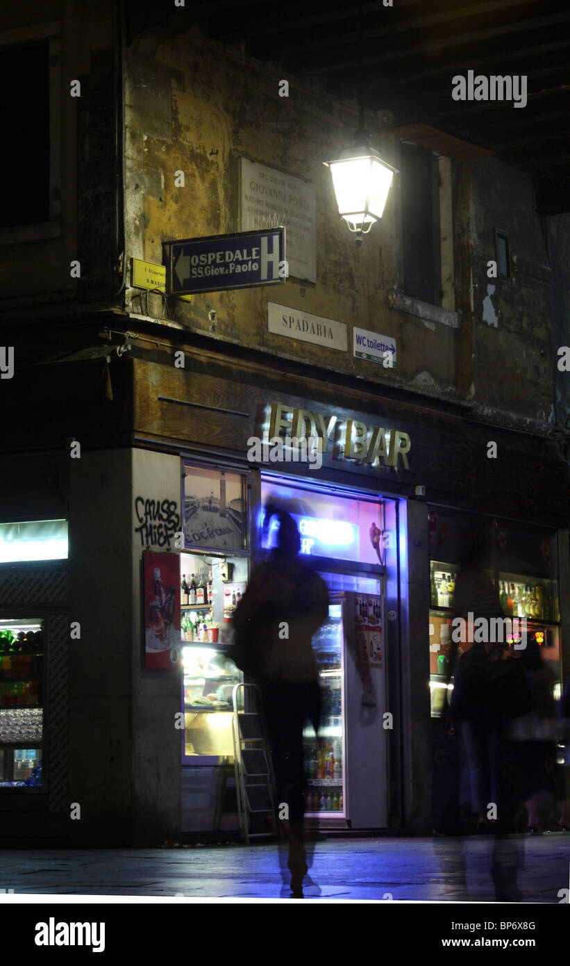 Eine Straße in der Nähe der Rialto Brücke in der Nacht in San Marco, Venedig Stockfoto