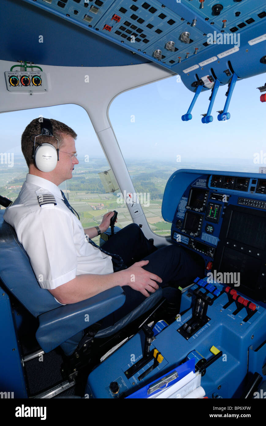 Pilot im Cockpit fliegt das Luftschiff Luftschiff Zeppelin NT, Friedrichshafen, Baden-Württemberg, Deutschland Stockfoto