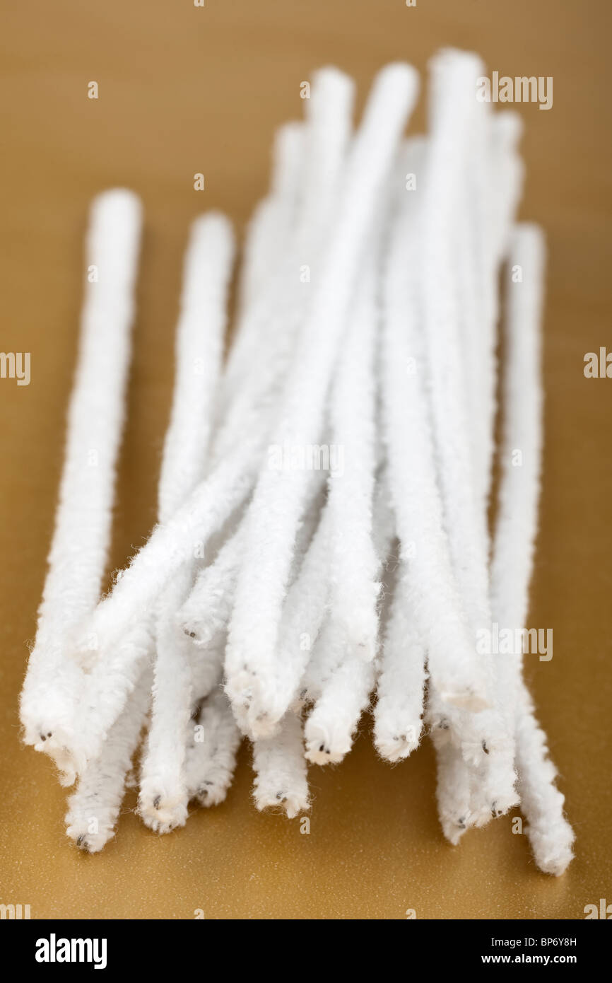 Haufen extra lange weiße Baumwolle Pfeifenreiniger gebleicht Stockfoto