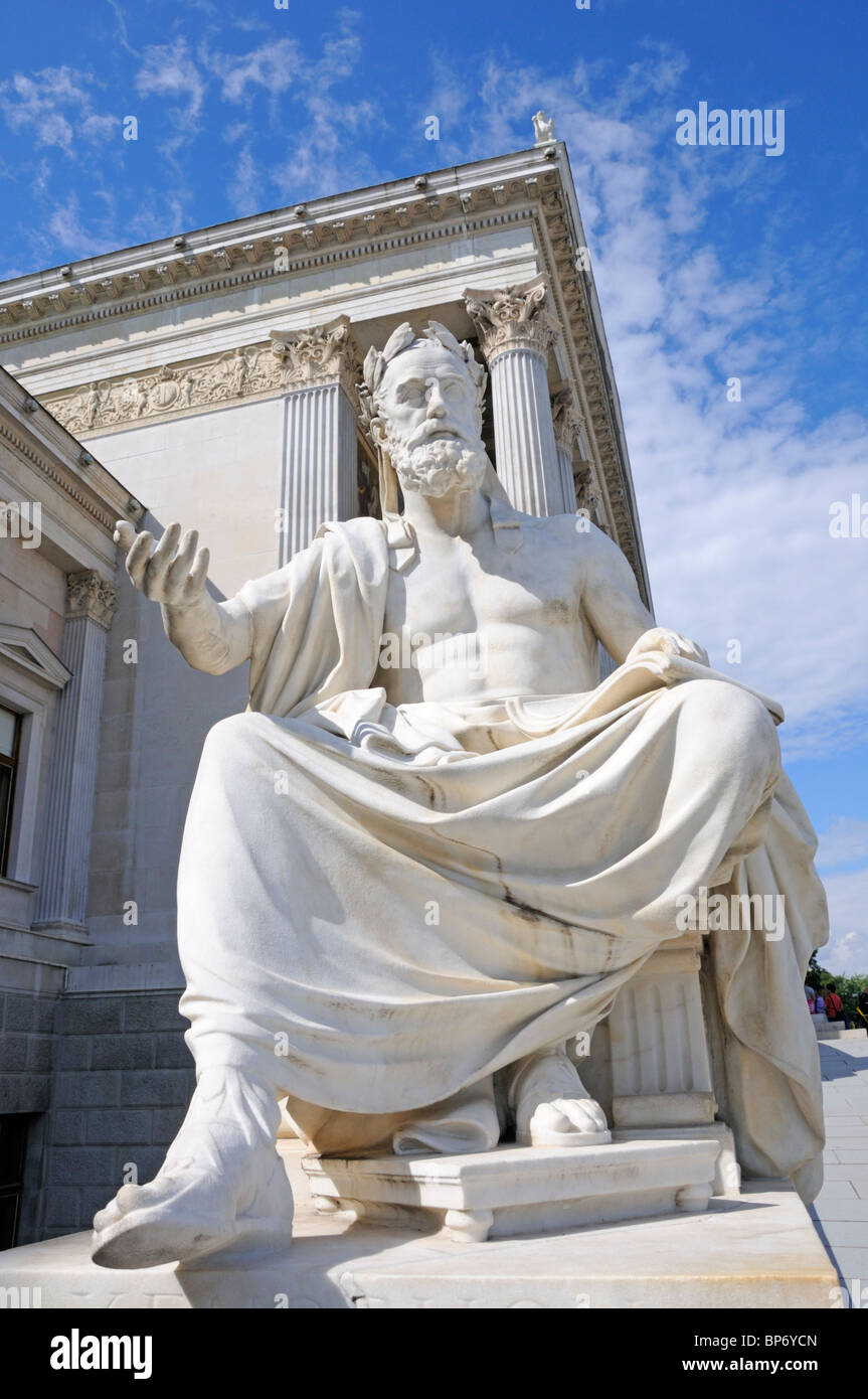 Wien, Österreich. Parlament. Statue von Xenophon von Athen (griechischer Soldat und Schriftsteller) c430BC - 354BC Stockfoto