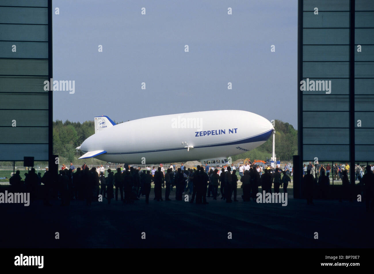 Gesehen von seinem Hangartüren, modernen Luftschiff Luftschiff Zeppelin NT, Flughafen Friedrichshafen, Baden-Württemberg, Deutschland Stockfoto