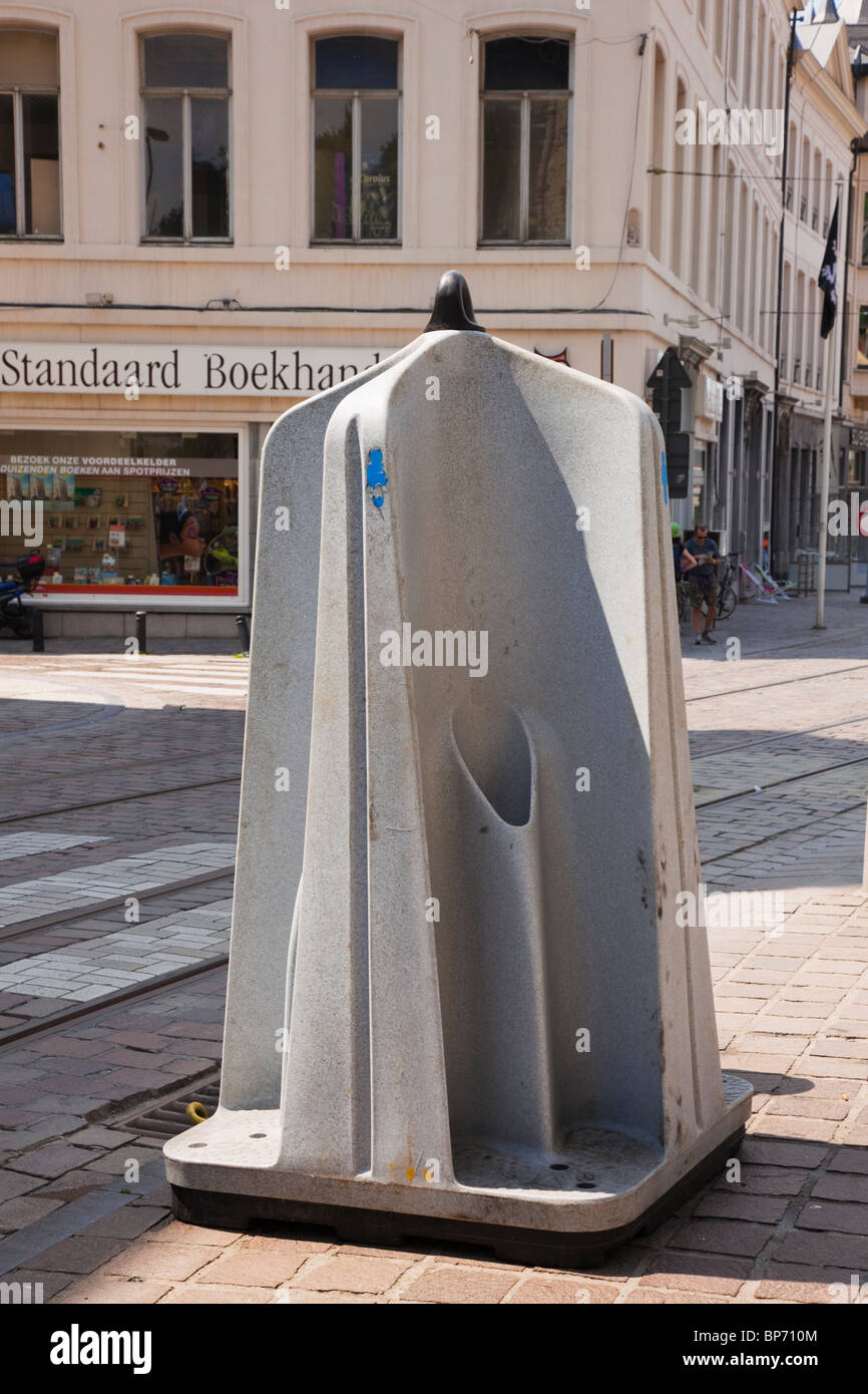 Belgien, Europa. Tragbares Urinal WC in einer Straße Stockfoto