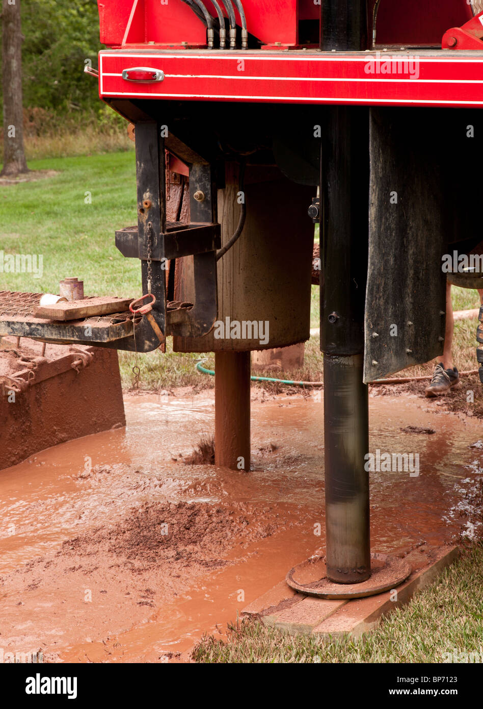 Bohrung für Erdwärme-System in einem Vorort Hof Stockfoto