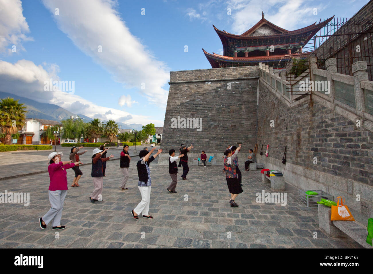 Frauen, die Ausübung am Morgen, Nord-Tor der alten Stadtmauer in Dali, China Stockfoto