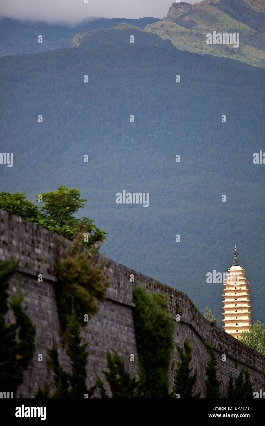 Buddhistische Pagode und die Stadtmauern in Dali, China Stockfoto