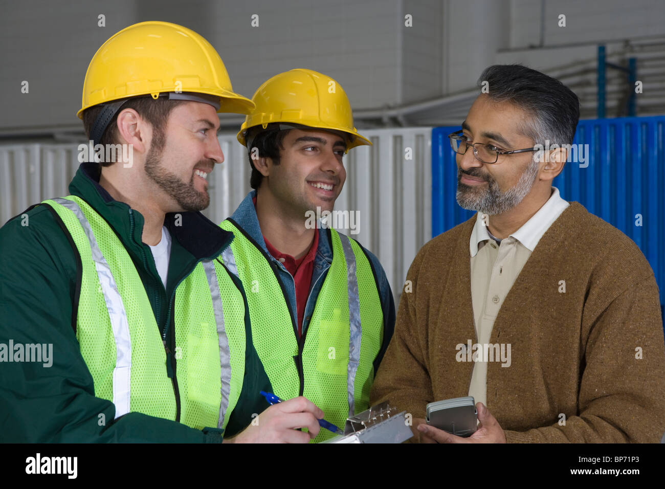 Fröhliche Männer sprechen in Fabrik Stockfoto