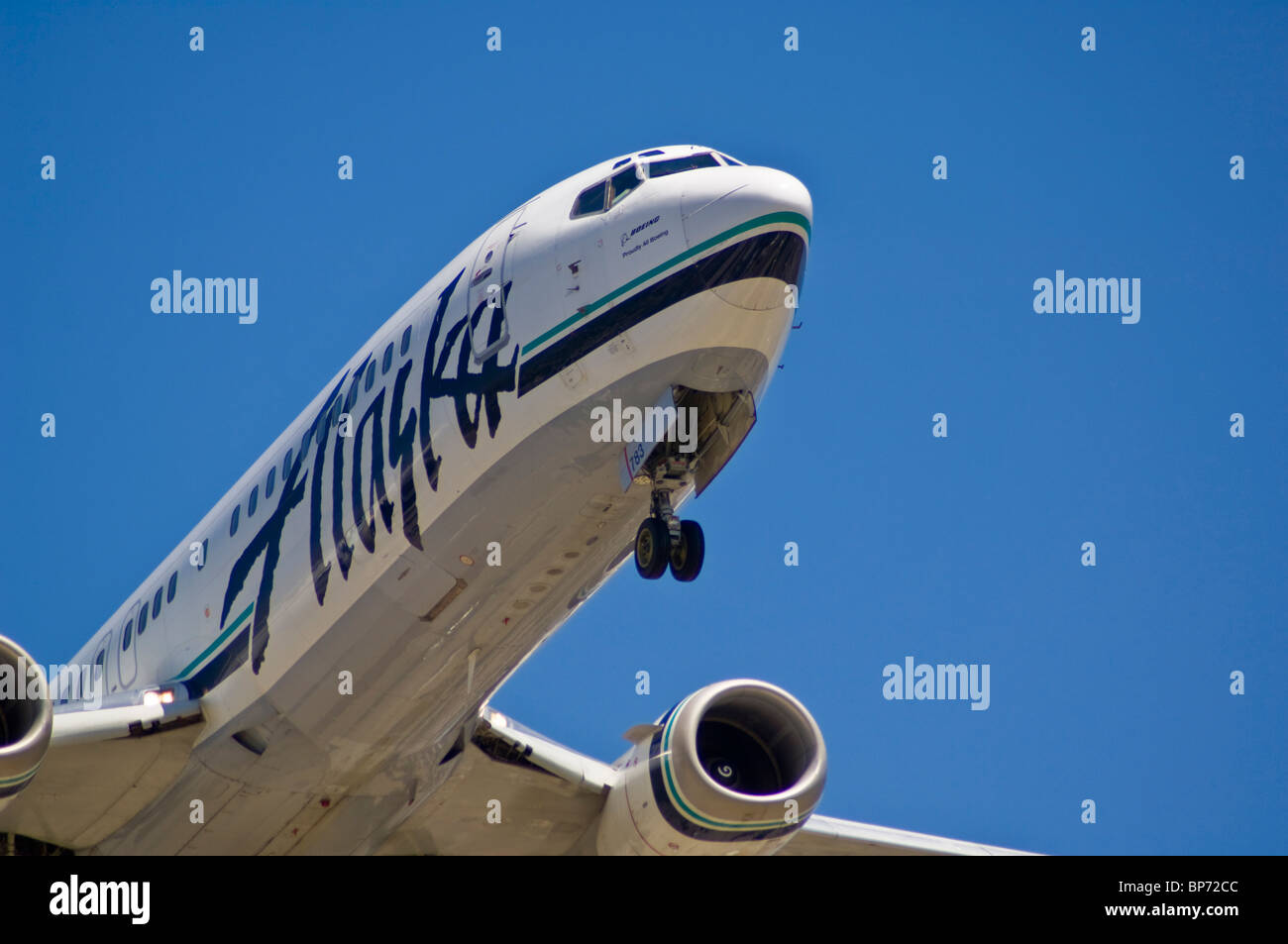 Alaska Airlines Boeing 737 landet auf dem Los Angeles International Airport LAX, Los Angeles, Kalifornien Stockfoto