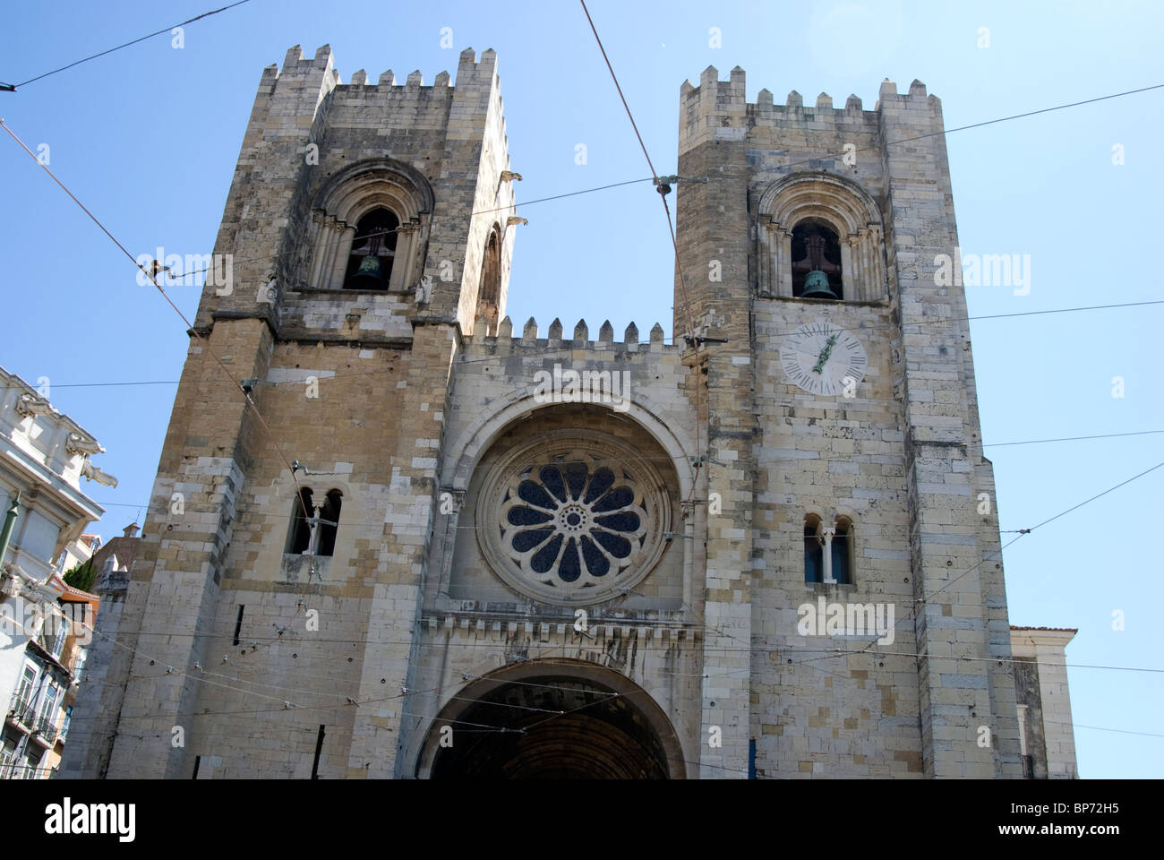 Fassade der Kathedrale von Lissabon Stockfoto