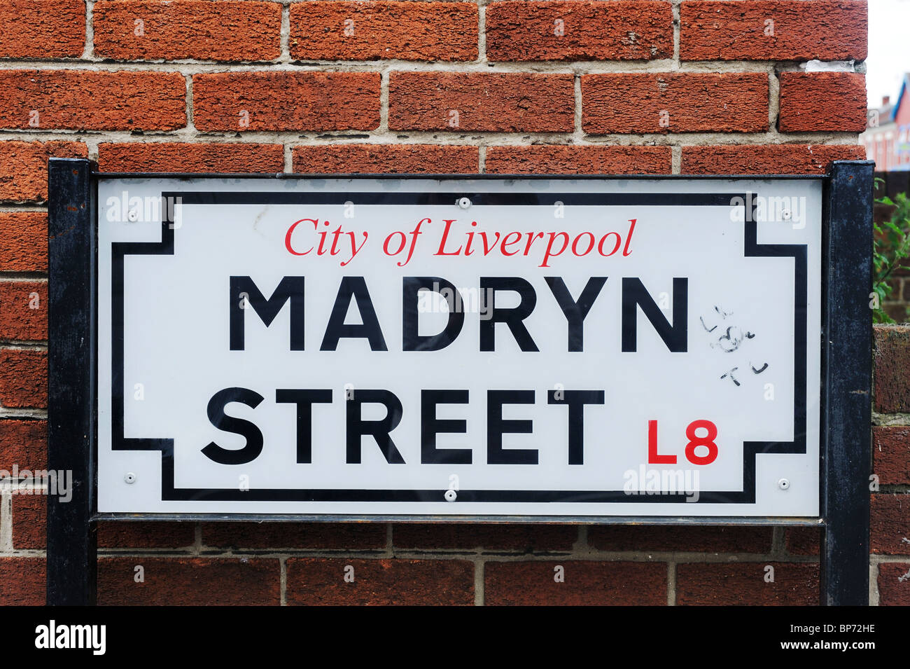 Straßenname Zeichen für Madryn Street, Dingle, Liverpool. Der Beatles-Schlagzeuger Ringo Starr, geboren in Nummer 9 Madryn Street. Stockfoto