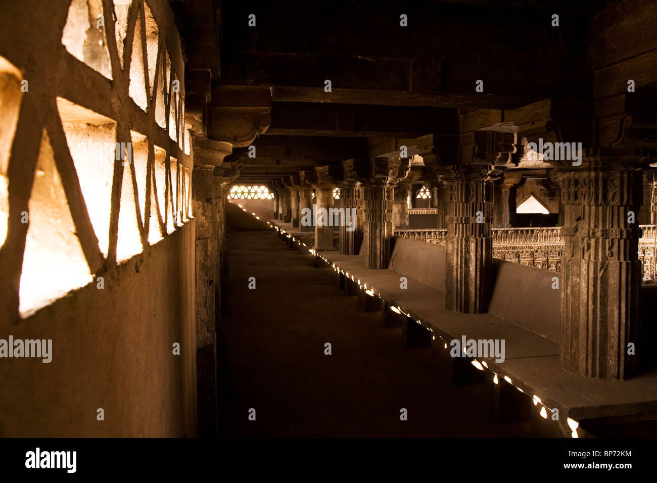 Eine schraffierte Fläche innerhalb der Gebetsraum der Jama Masjid (Freitags-Moschee) in Ahmedabad, Gujarat, Indien. Stockfoto