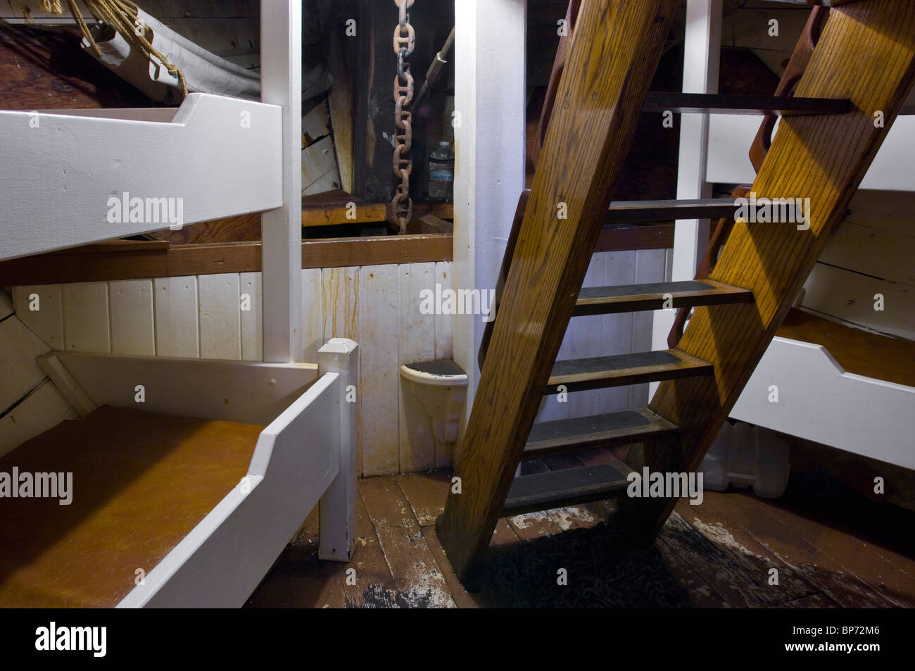 Etagenbett Kojen unter Deck Treppen Leiter The Pilgrim Großsegler Holzboot Dana Point Stockfoto