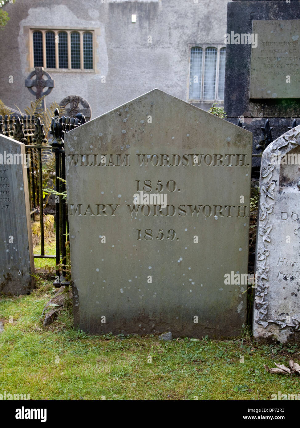 Der Grabstein des Dichters William Wordsworth und seine Frau Maria in St. Oswald Kirche in Grasmere im Lake District Stockfoto