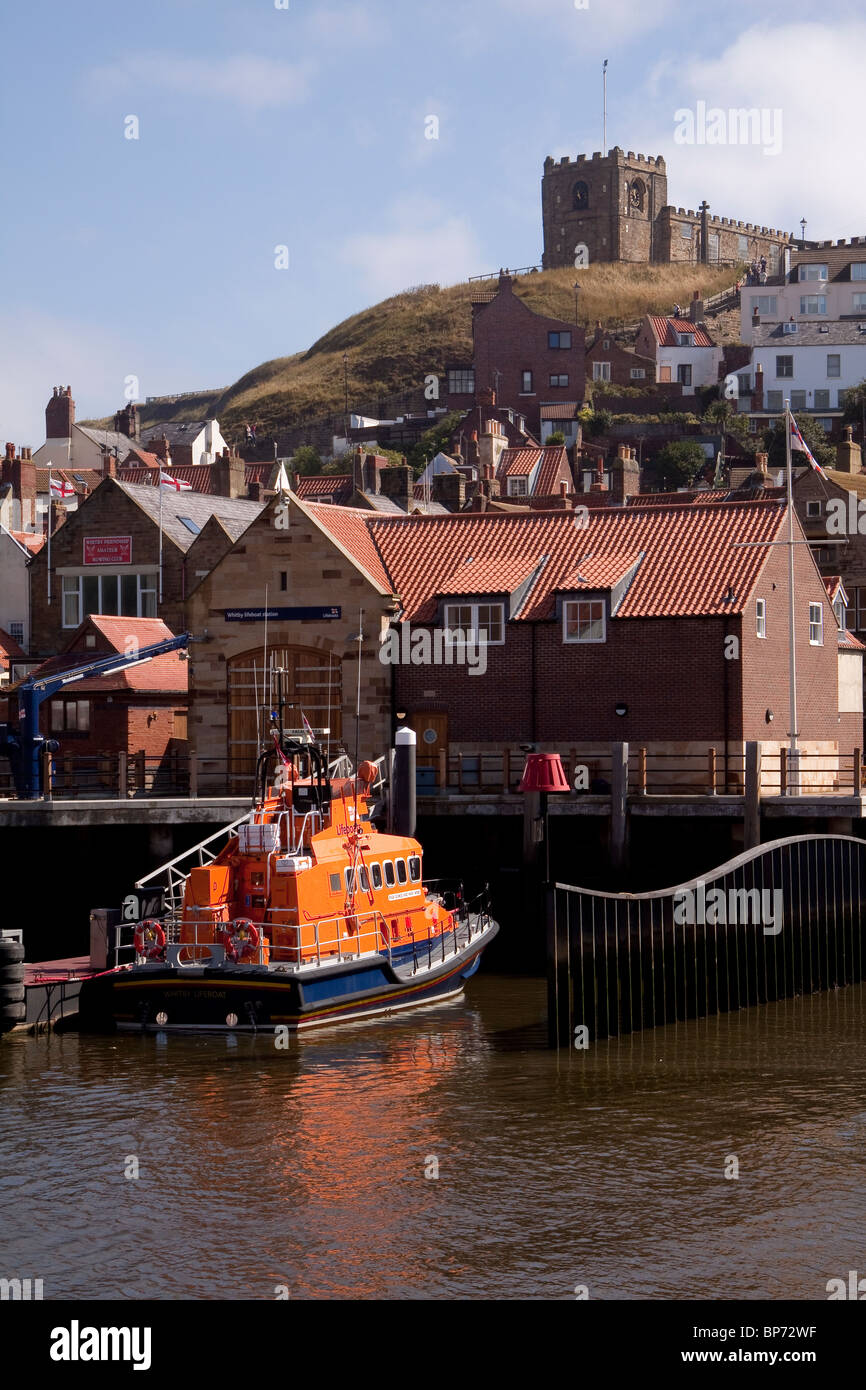 Rettungsboot vor Anker im Hafen von Whitby, North Yorkshire, England. Stockfoto