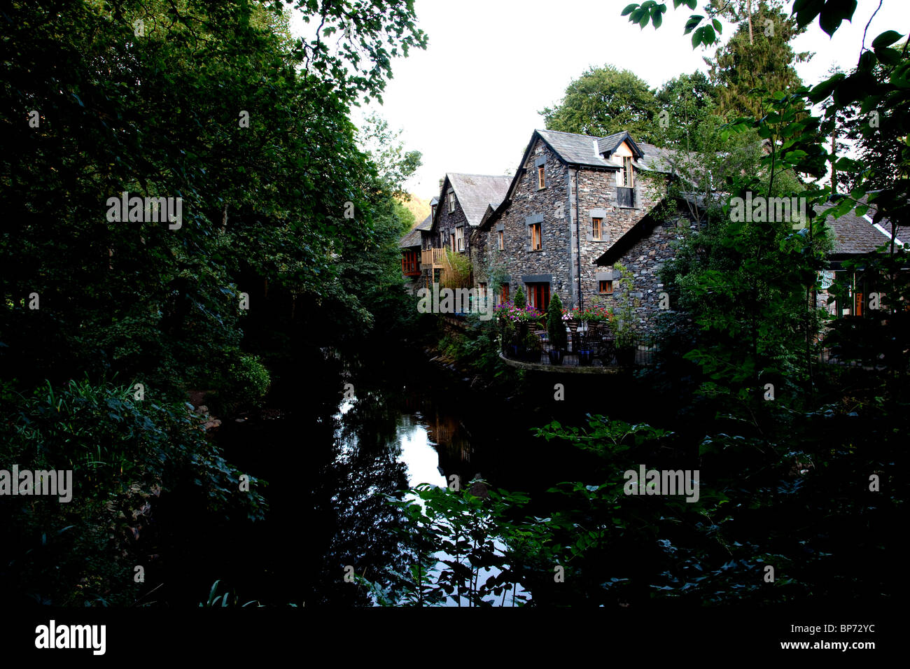 Grasmere Dorf und den Fluß Rothay aus dem Stein Brücke auf Broadgate Hauptstraße des Dorfes in der Abenddämmerung Stockfoto