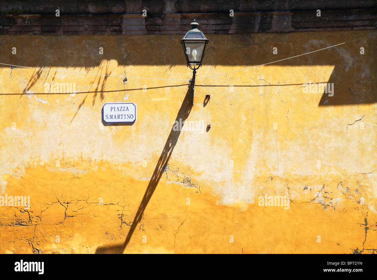 Straßenlaterne, verblasst die gelbe Gebäude, Lucca, Toskana, Italien Stockfoto