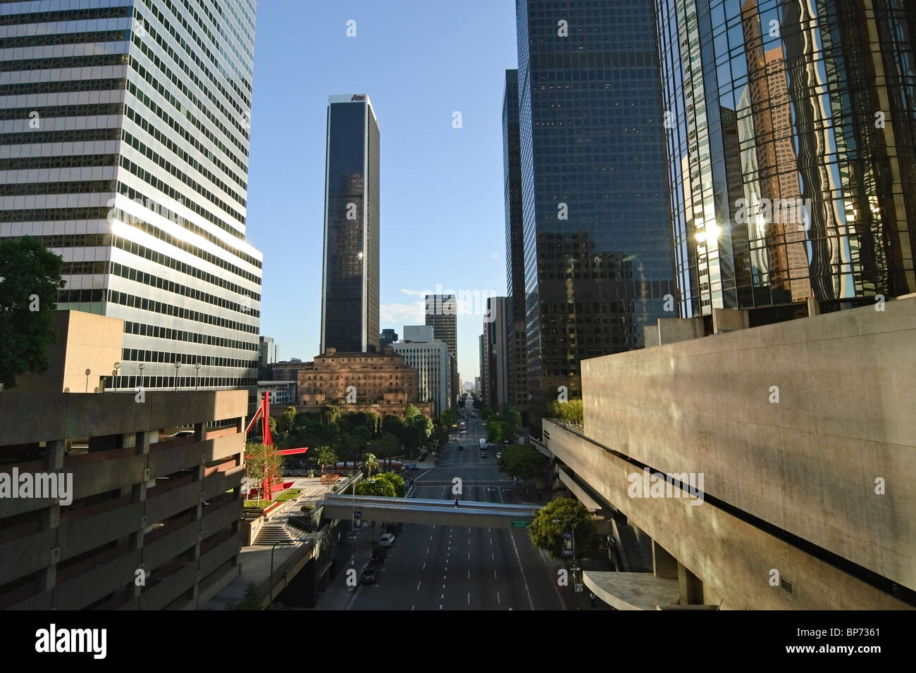 Das Bonaventure Hotel spiegelt die Innenstadt von Los Angeles Wolkenkratzer. Stockfoto