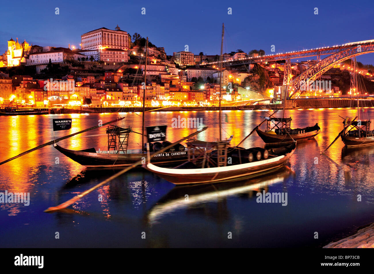Portugal: Traditionelle Portwein Schiffe Barcos Rabelos im Fluss Douro und Blick nach Oporto Stockfoto