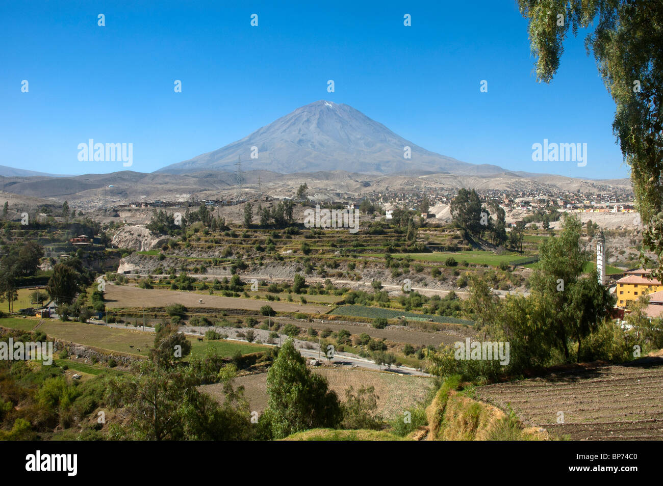 El Misti, Vulkan, in der Ferne über den Vororten von Arequipa, Peru. Stockfoto