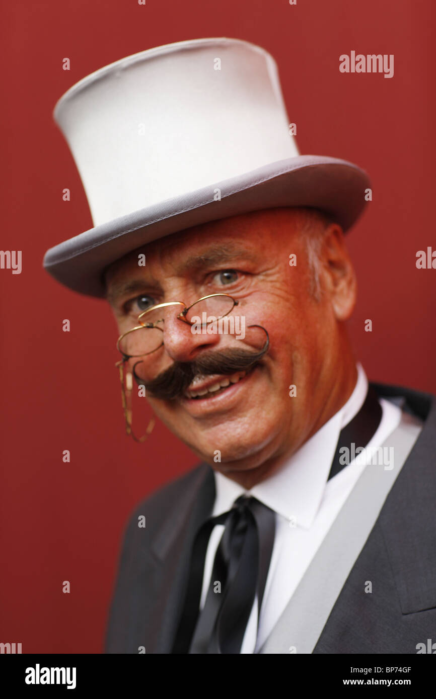 Deutschland, 20100806, Mann mit einem Anzug © Gerhard Leber Stockfoto