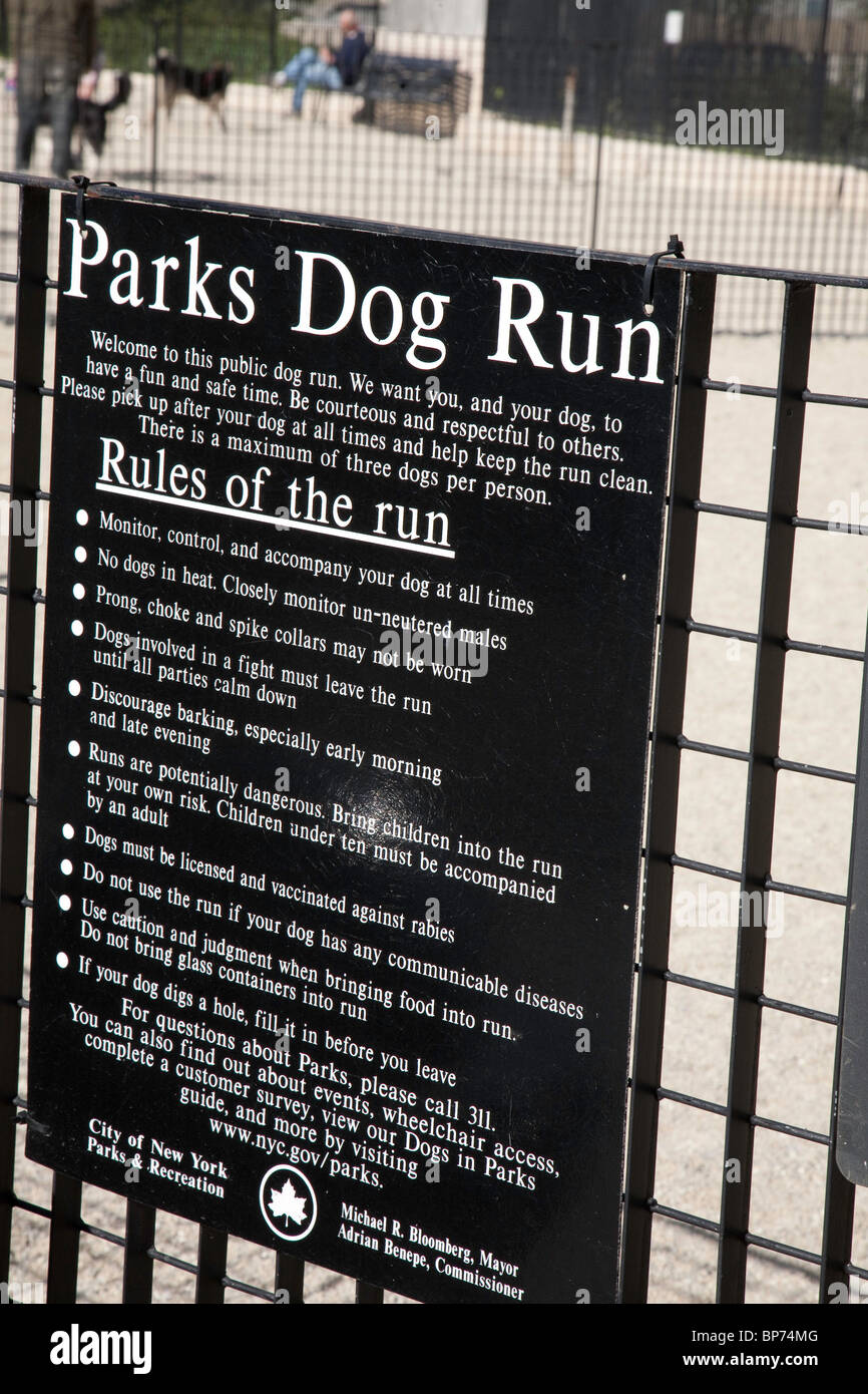 Beschilderung, Parks Hund laufen, Upper East Side, NYC Stockfoto