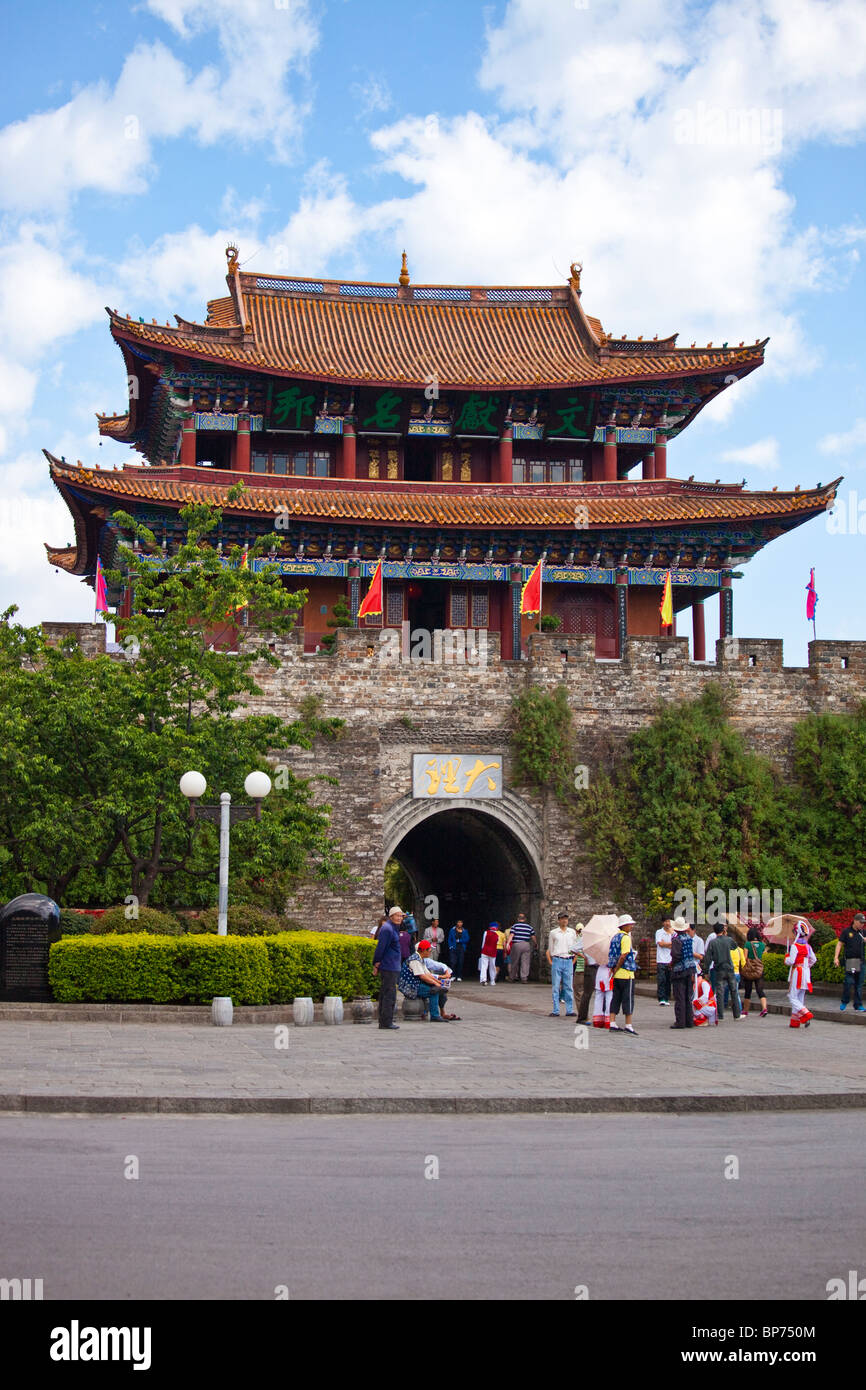 Ost-Tor der alten Stadtmauer in Dali, China Stockfoto