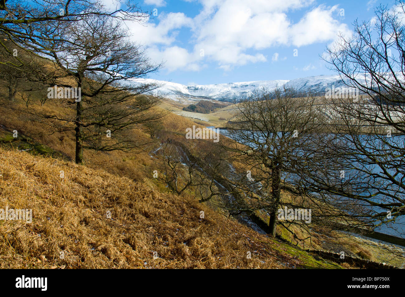 Das Kinder Scout Plateau vom Kinder Reservoir im Winter, Hayfield, Peak District, Derbyshire, England, Großbritannien Stockfoto