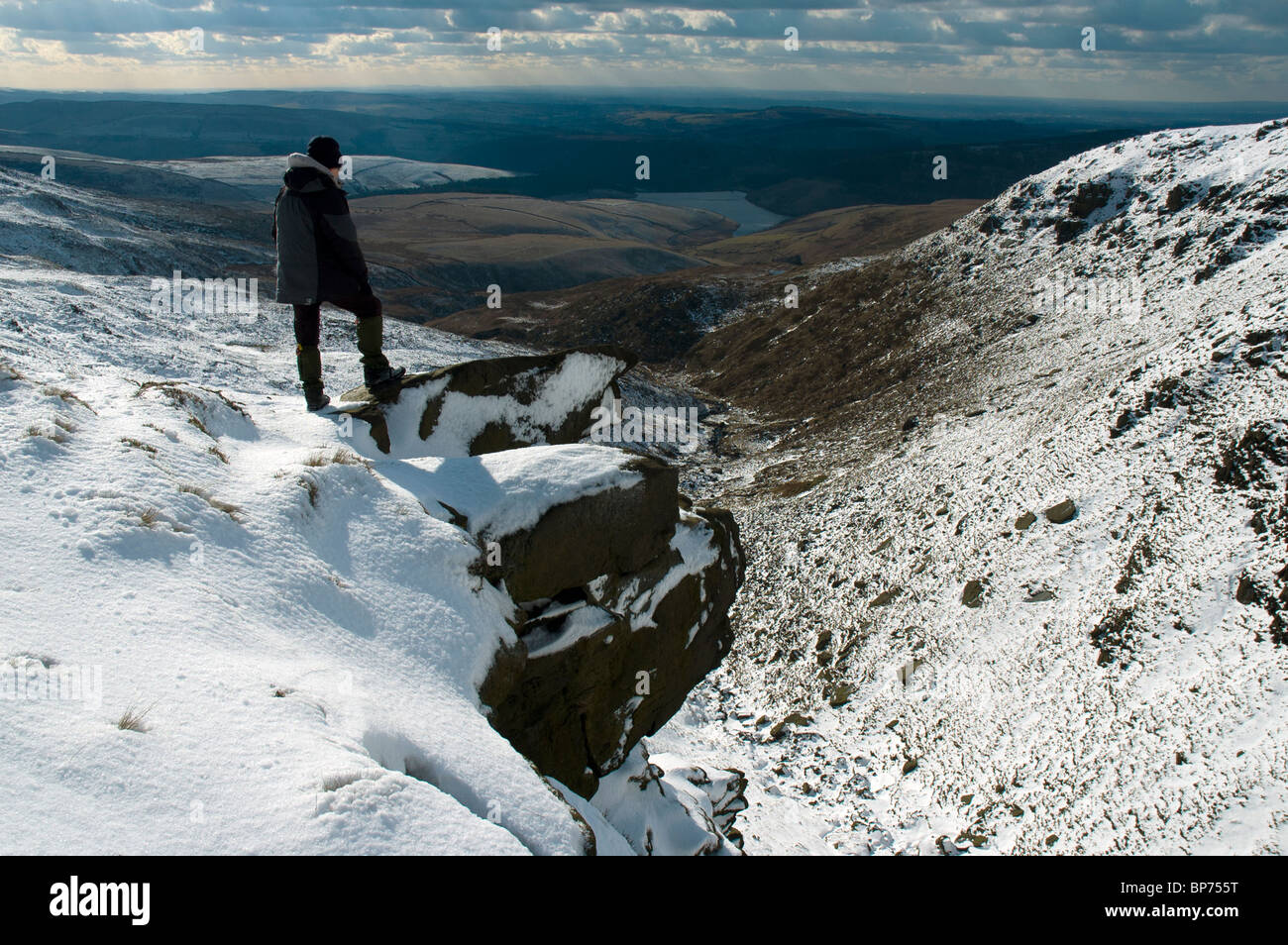 Kinder Reservoir vom Kinder Scout Plateau im Winter, in der Nähe von Hayfield, Peak District, Derbyshire, England, Großbritannien Stockfoto