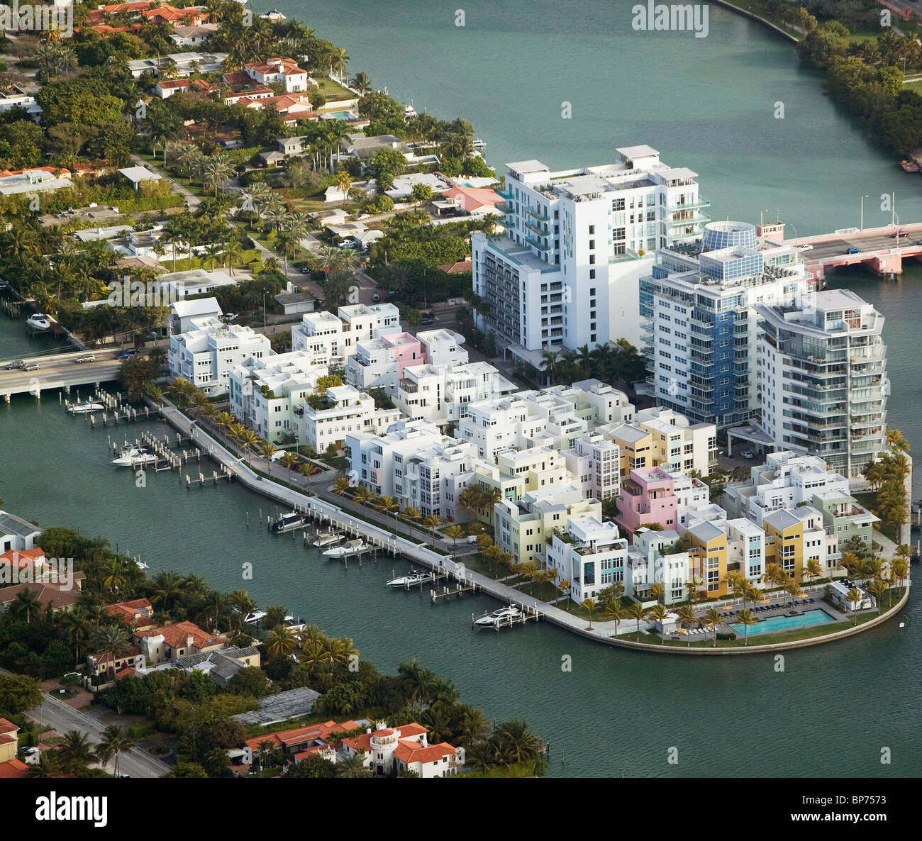 Luftaufnahme über Wohn hoch erhebt sich Miami Florida Stockfoto