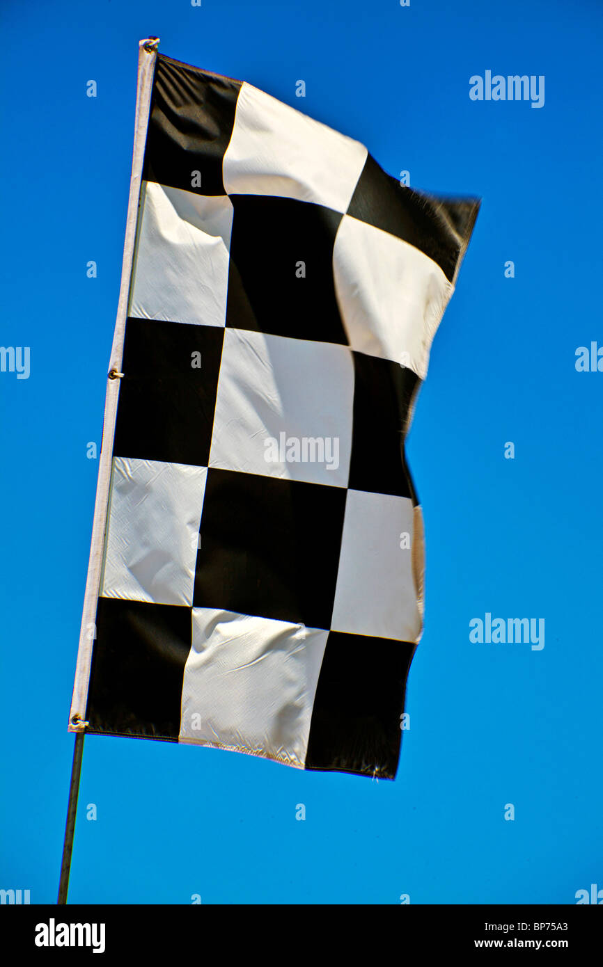 Checker Flag gegen blauen Himmel Stockfoto