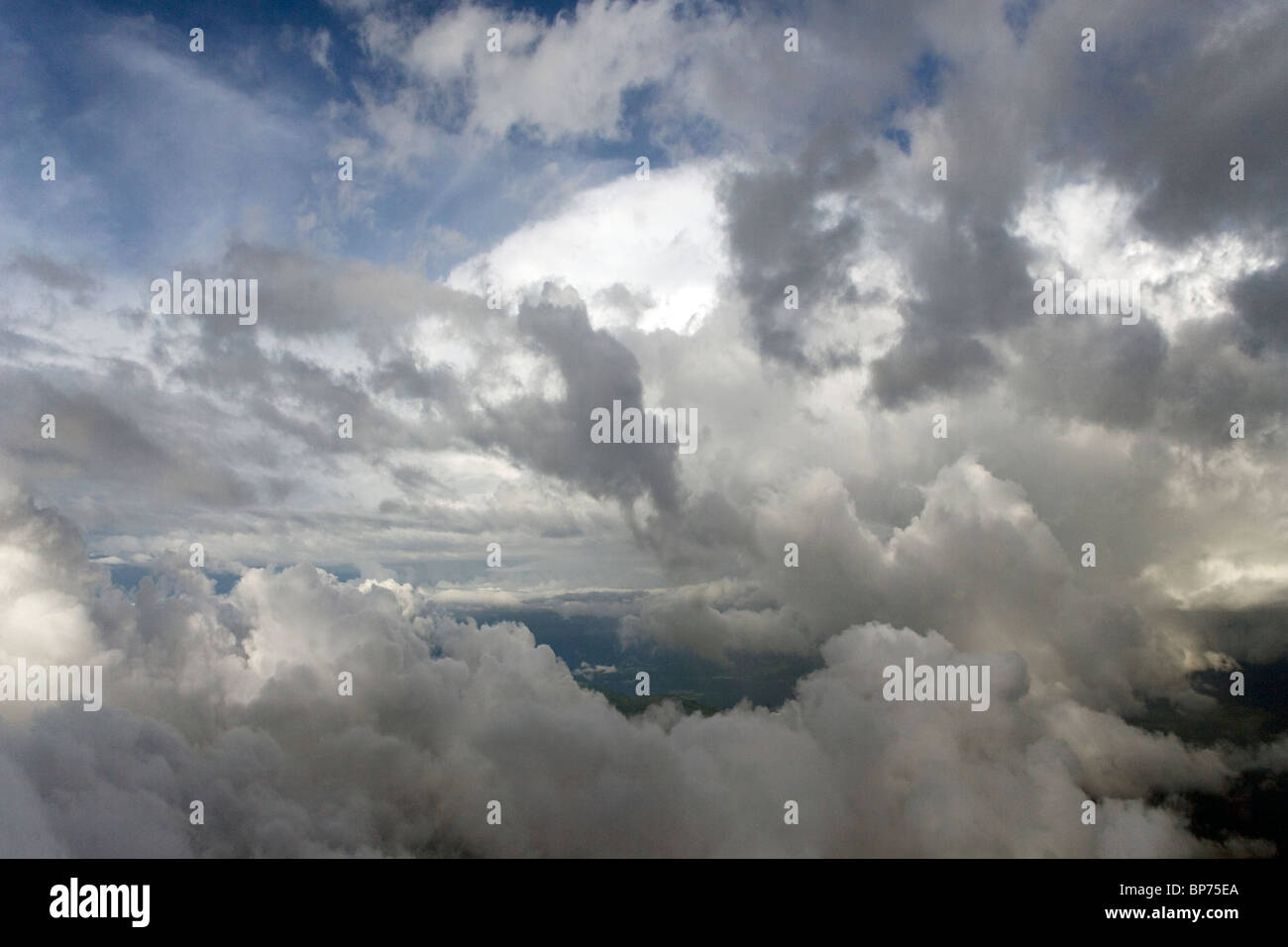 Luftaufnahme zwischen Wolkenschichten Stockfoto