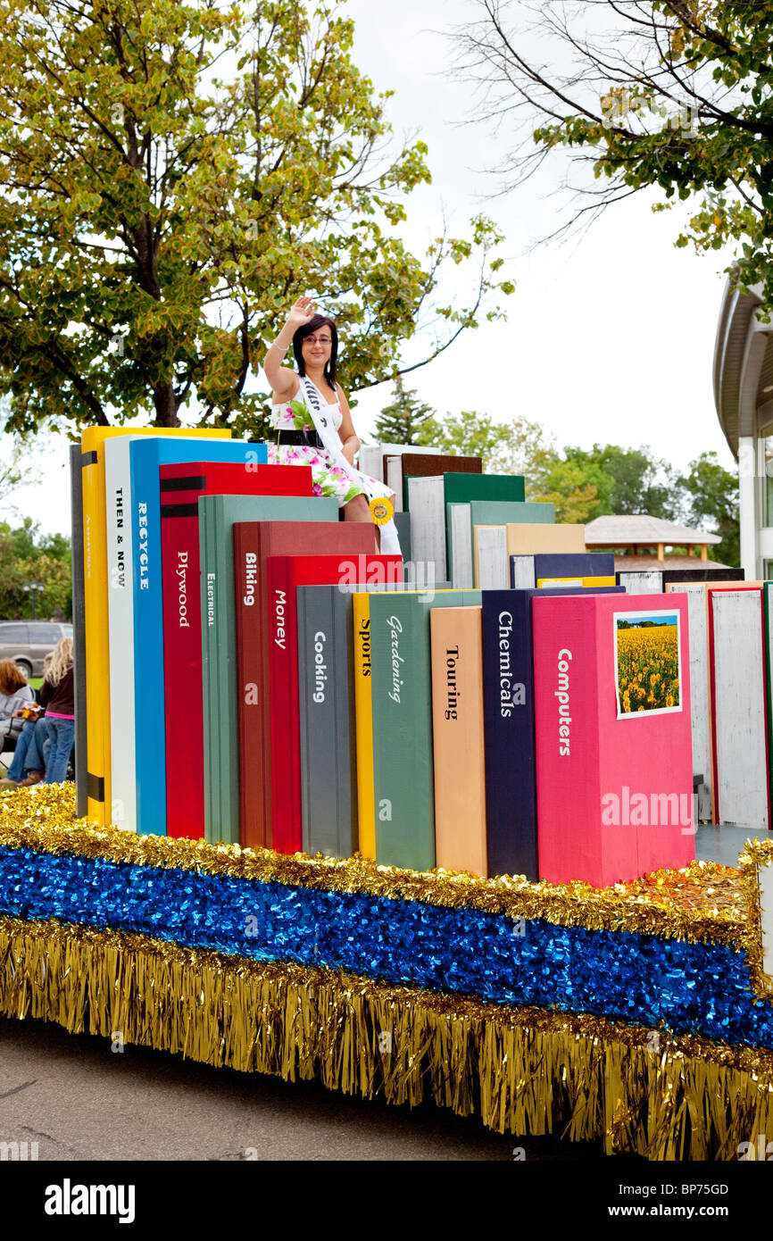 Die Friesen ist Altona Buch Float bei der 2010 Winkler Erntefest Street-Parade in Winkler, Manitoba, Kanada. Stockfoto