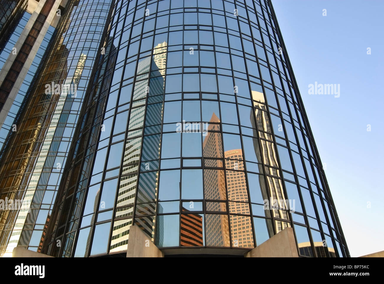 Das Bonaventure Hotel spiegelt die Innenstadt von Los Angeles Wolkenkratzer. Stockfoto