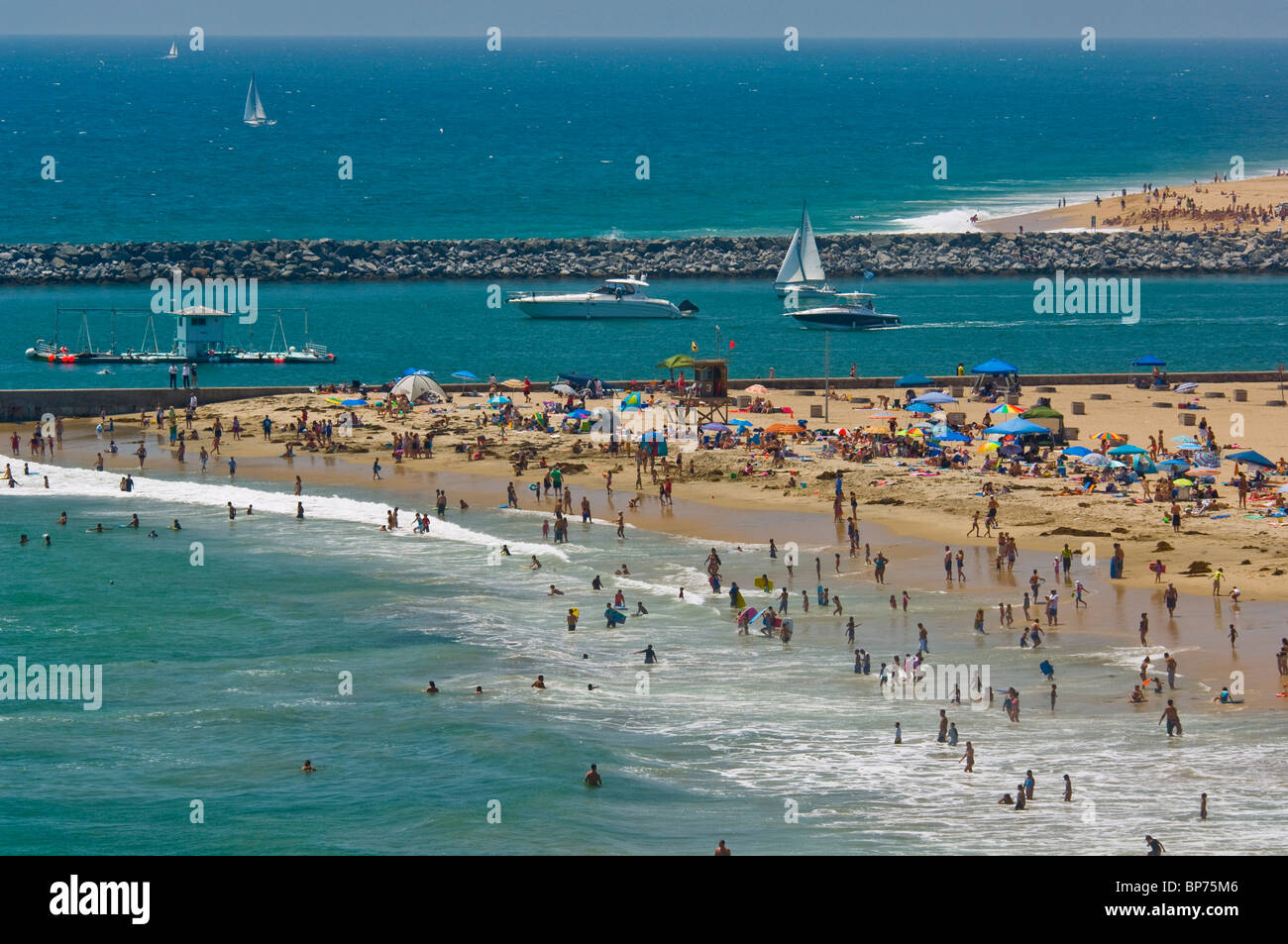 Überfüllten Strand voller Menschen im Sommer in Corona del Mar, Newport Beach, Orange County, Kalifornien Stockfoto