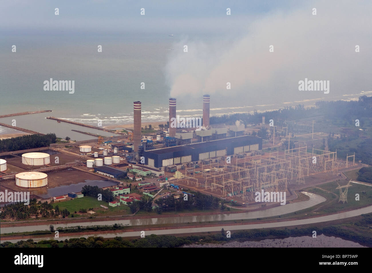 Luftaufnahme über Schornsteine Stromerzeugung Werk nordöstlichen Mexiko Stockfoto
