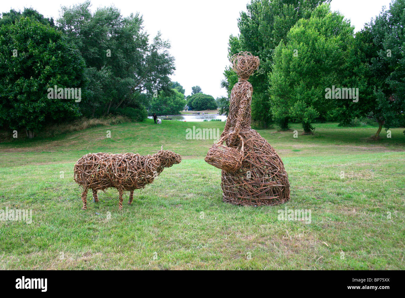 Maria und ihr kleines Lamm hergestellt aus Weide in Apex Burnham auf Meer Somerset uk park Stockfoto