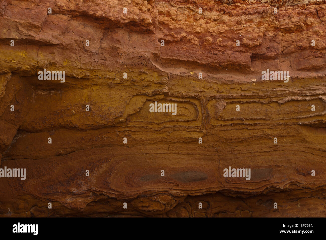 ungewöhnliche farbige Kalkstein Bildung, Rötel Hunstanton. Carstone Rock aus der Kreidezeit in den Klippen zu sehen. Stockfoto