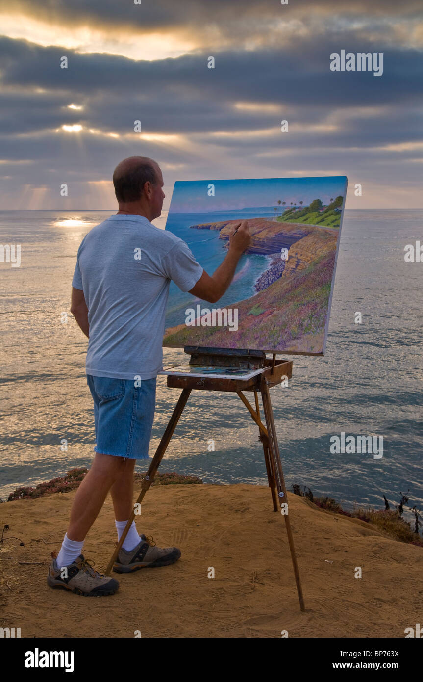 Künstlers Bill Jewell Plein Aire Malerei auf küstennahen Klippe mit Blick auf den Ozean bei Sunset Cliffs, San Diego, Kalifornien Stockfoto